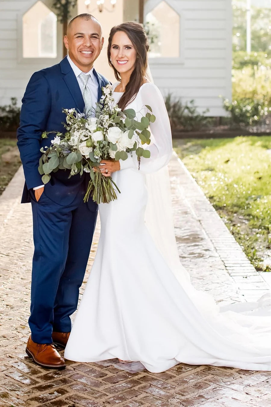 Vestido de novia largo de corte trompeta con manga larga y cola larga